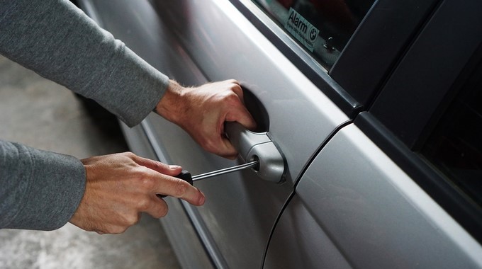 Forzó la puerta de un carro para robarse un panel de sonido en Robledo y lo capturaron 1 robo a un carro en robledo