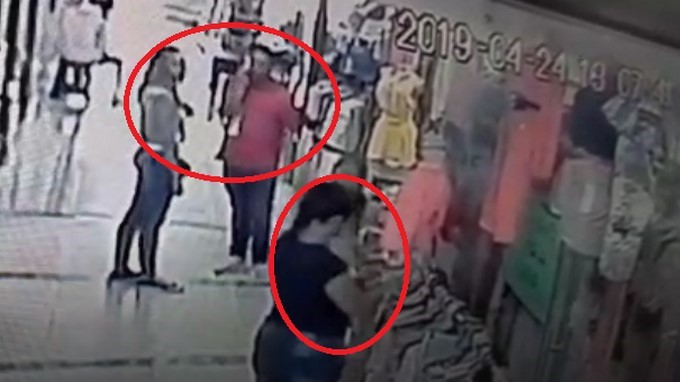 EN VIDEO: Una distrae a la vendedora y los otros dos le roban el celular. Así atracan en el centro de Medellín 3 robo centro de medellin