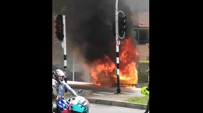 EN VIDEO: ¡Qué susto! Ardió en llamas un taxi en pleno Poblado