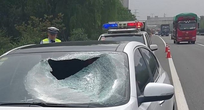 Video: Como si fuera ‘Destino Final’, conductor falleció al ser golpeado por un objeto lanzado por otro vehículo