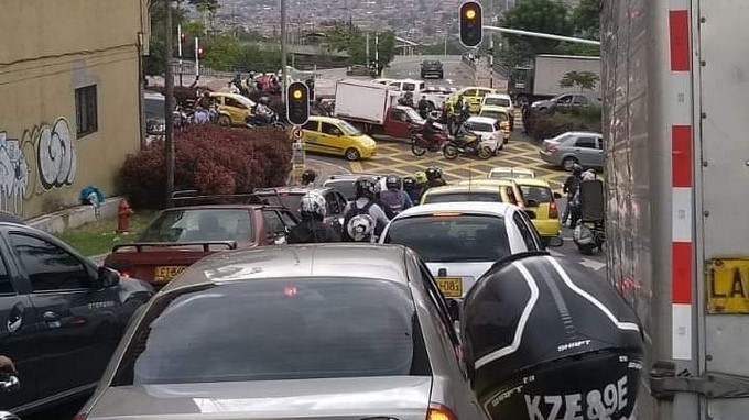 EN FOTOS: Accidente causó caos vehicular en el Puente de la Madre Laura, se reportaron 3 motociclistas lesionados