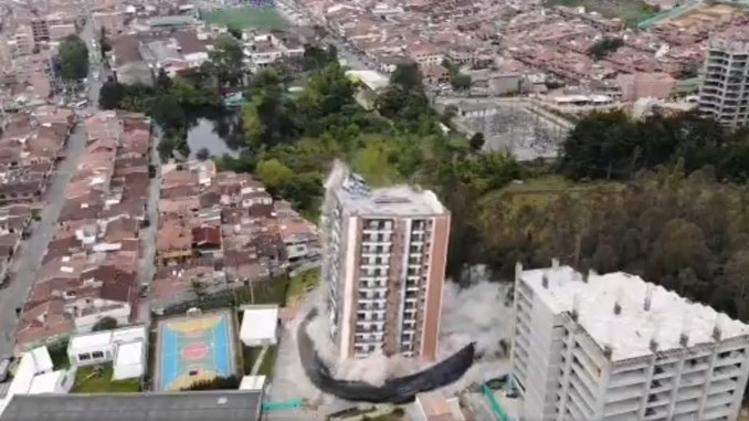 Videos: En pocos segundos fue derribado con éxito el edificio Altos del Lago en Rionegro