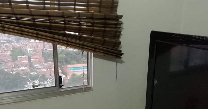 ¡Qué peligro! Una bala perdida entró por la ventana de un apartamento después de una supuesta balacera en Belén Rincón