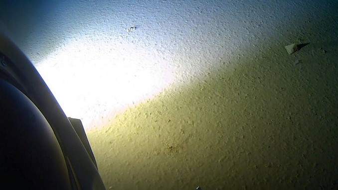 Video: Rompió un récord al sumergirse a más de 10.000 metros en el océano y se encontró una bolsa de plástico