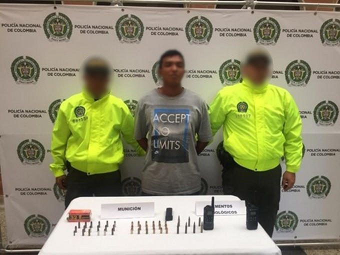FOTOS: ¡De tal palo...! Padre e hijo fueron capturados en Robledo cuando tenían en su poder tres armas de fuego 3 Capturado el negro pachelly