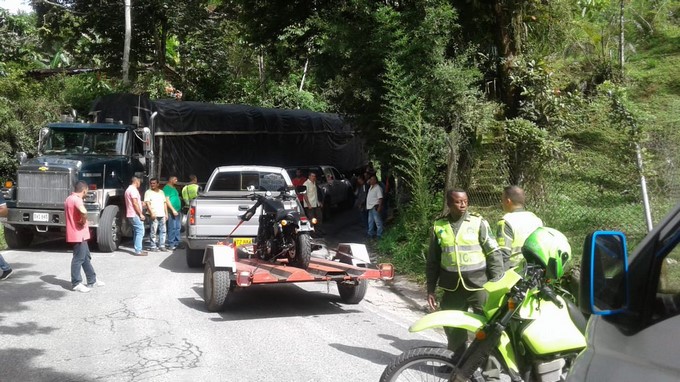 EN FOTOS: Choque entre tractomula y camioneta causó congestión vehicular en la vía Medellín – Puerto Berrío 