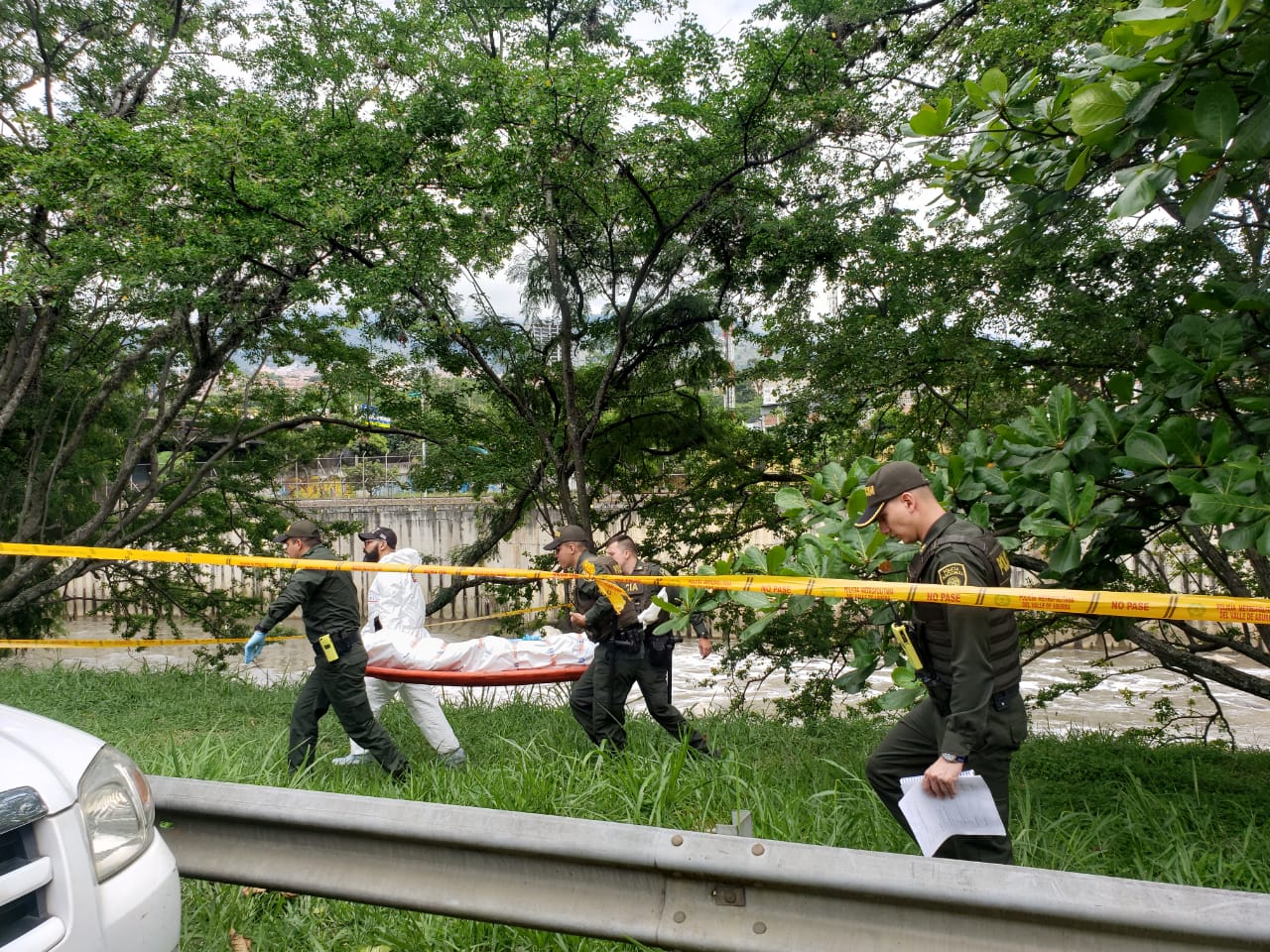 FOTOS: Así fue la recuperación de un cuerpo encontrado con 6 heridas en la cabeza en el río Medellín, cerca al puente de Solla 7 Cuerpo recuperado recuperado en el rio medellin