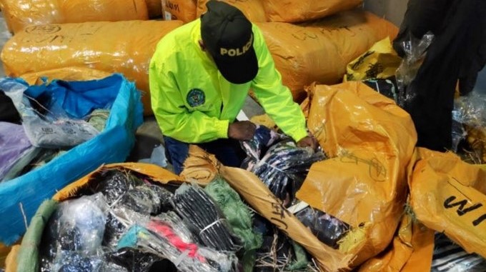 Incautan más de 53 mil unidades de confecciones y calzado de contrabando guardadas en una bodega en Medellín 1 Incautacion de cargamento de contrabando en Medellin Copiar