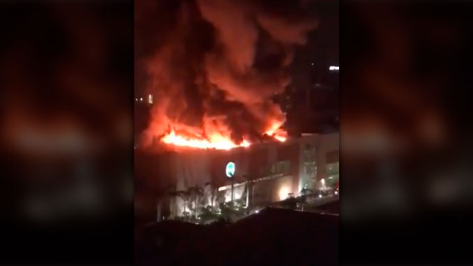 EN FOTOS Y VIDEO: Así fue el gigantesco incendio que se registró este domingo en un centro comercial de Barranquilla
