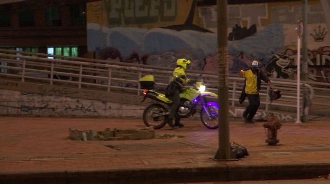 VIDEO: Habitantes de calle de Bogotá intentan robar bicicletas con palos, piedras y cuchillos en la vía pública