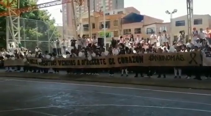EN VIDEO: Estudiantes le hicieron un multitudinario homenaje a joven de 14 años asesinado en Bello en un tiroteo