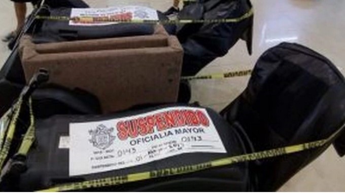 FOTO: ¡Qué dolor! Se dañó una silla de masajes de centro comercial y le arrancó el cuero cabelludo a una niña