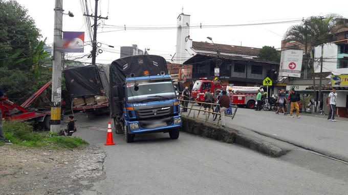 FOTOS: ¡Qué susto! Por la cantidad de peso, camión casi se voltea en La Estrella