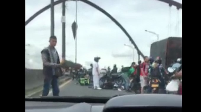 EN VIDEO: ¡Aparatoso accidente! Cómo en efecto dominó, 3 motos cayeron en Punto Cero
