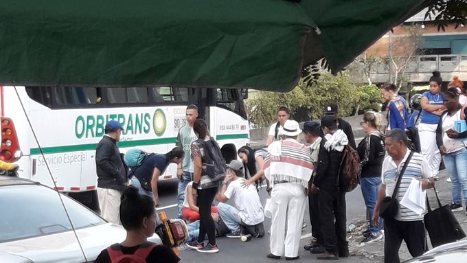 Aparatoso accidente de tránsito dejó a un señor herido en el Centro de Medellín