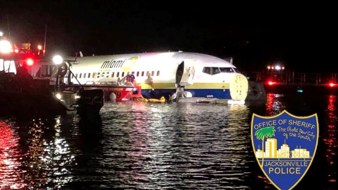 Un Boeing 737 cayó a un río en Florida