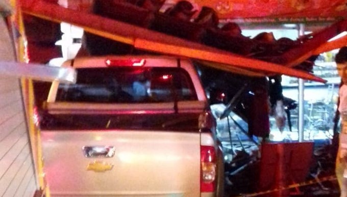 EN FOTOS: Aparentemente borrachos destruyeron una panadería en Bello