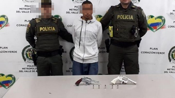 Salió corriendo porque tenía dos armas en el morral, pero lo cogieron las autoridades 1 capturado 4