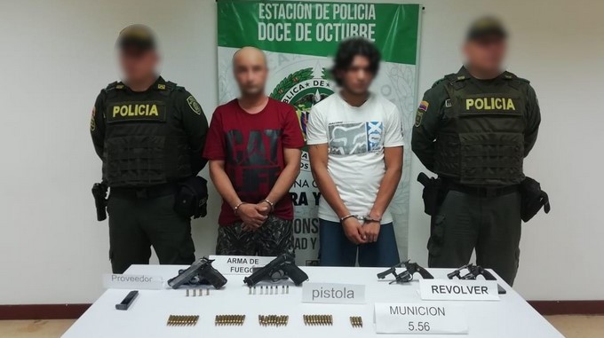 FOTOS: ¡De tal palo...! Padre e hijo fueron capturados en Robledo cuando tenían en su poder tres armas de fuego 1 capturados padre e hijo con armas