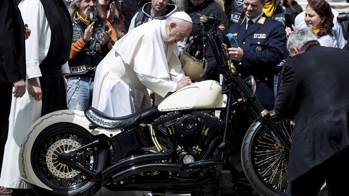El papa estampa su firma en una Harley Davidson y en camisetas de fútbol