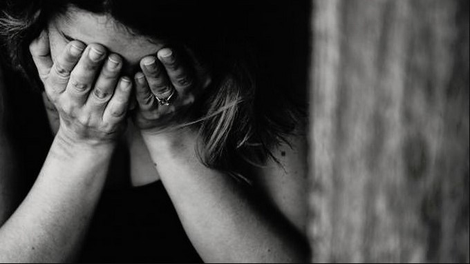 Su novio le descubrió una infidelidad, y como venganza la amenazaba, violaba y la hacía dormir desnuda y atada en una silla