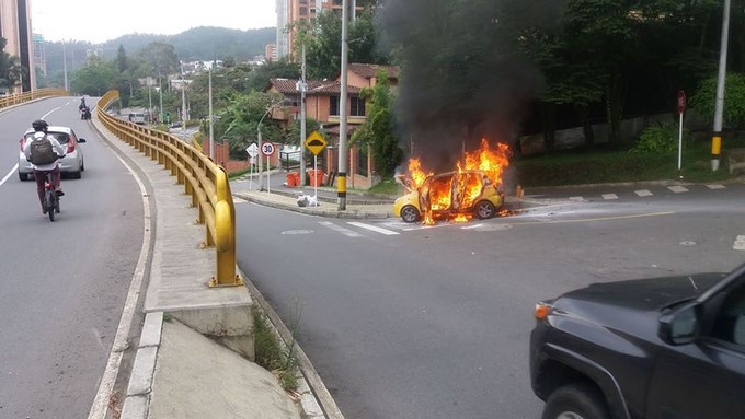 EN FOTOS Y VIDEO: ¡Qué susto! Taxi se prendió y estalló en la Transversal Superior