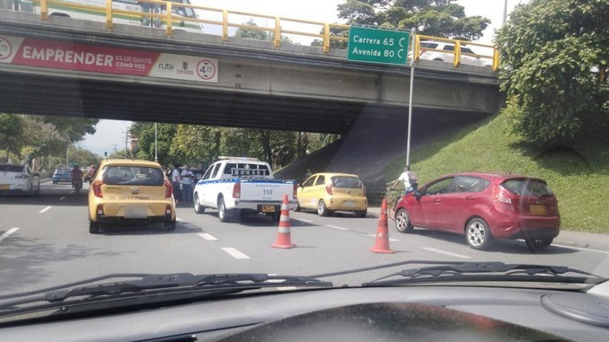 Dos carros y una motocicleta resultaron involucrados en un accidente en la Avenida Guayabal, cerca a Campos de Paz