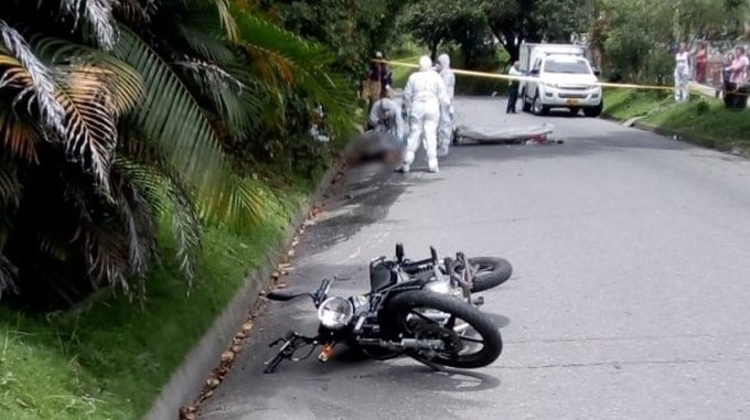 Foto: Un hombre perdió el control de su motocicleta y se chocó contra un árbol en Buenos Aires, murió de inmediato