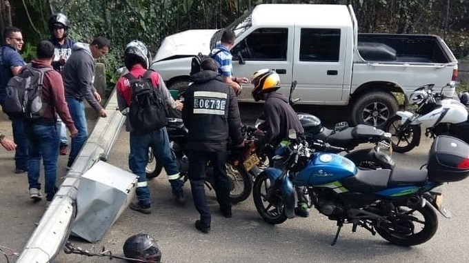 Foto: En aparatoso accidente, un poste terminó en el piso y bloqueó un lado de la vía en la avenida Las Palmas