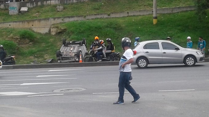 Foto y video: ¡Nadie se explica cómo! Un carro se volcó muy cerca al puente de la Madre Laura