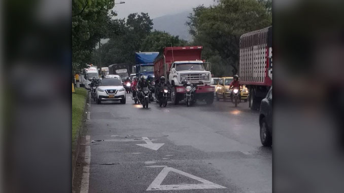 FOTO: Motociclista fue impactada por una volqueta en la Autopista Sur y se afectó la movilidad cerca a La Macarena 
