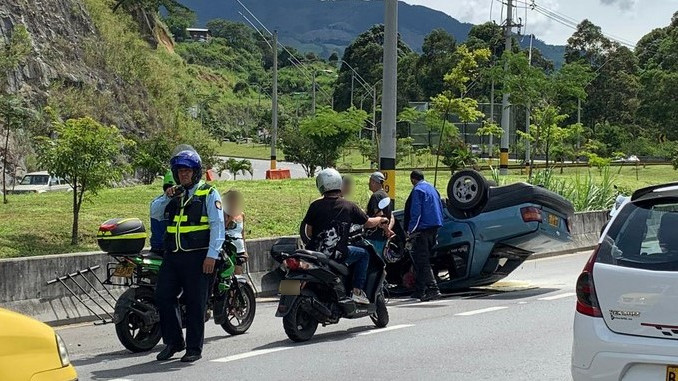 Fotos: Un carro terminó volcado en un aparatoso accidente en la vía al mar