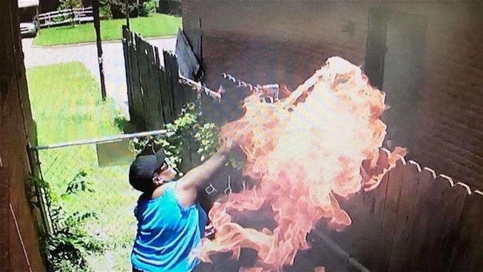 Video: Mujer disparó y arrojó una toalla en llamas contra la casa de su vecino