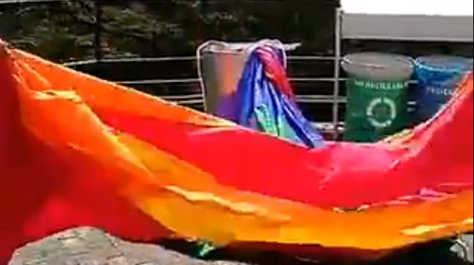VIDEOS: Bajaron y rasgaron la bandera gay izada en el Pueblito Paisa 2 Bandera gay 1