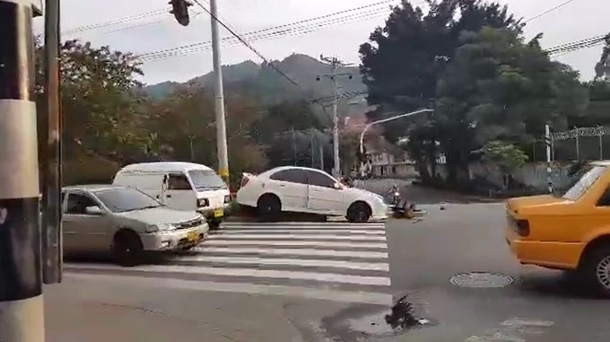 EN VIDEO: ¡Qué peligro! Un conductor se montó a un andén en Ditaires, en Itagüí, y tumbó un semáforo