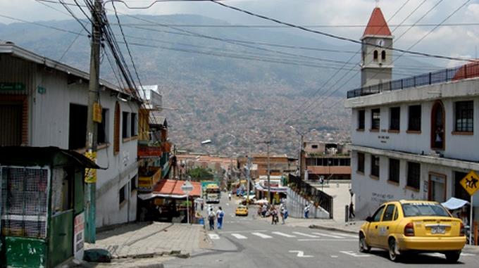 Aplican medidas para reparar hundimiento que afectó poste de energía en Castilla