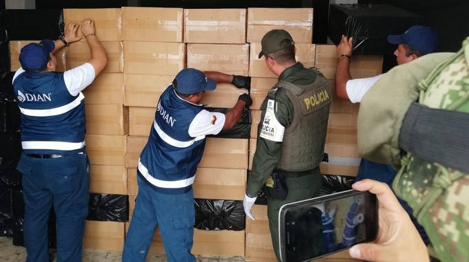 FOTOS Y VIDEO: Incautaron casi 2 millones de cajetillas de cigarrillos de contrabando en La Guajira 3 Cigarrillos de contrabando incautados en La Guajira 1