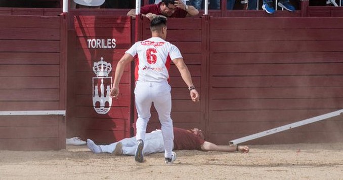 Video: Murió de una cornada el encargado de abrir el toril en la plaza de toros de Benavente, España