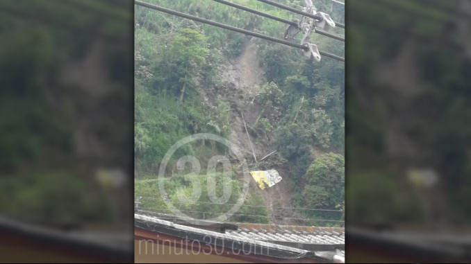 EN FOTOS: Desprendimiento de una montaña causa preocupación en el barrio San Javier, en Itagüí