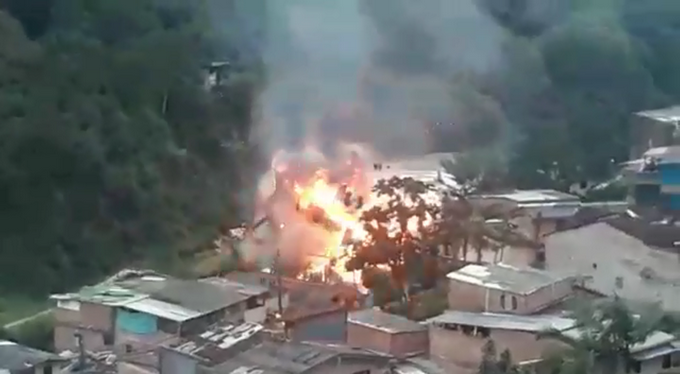 Video: ¡Impresionante! Desde arriba; así se vio el momento exacto de la explosión del expendio de gases en Caldas