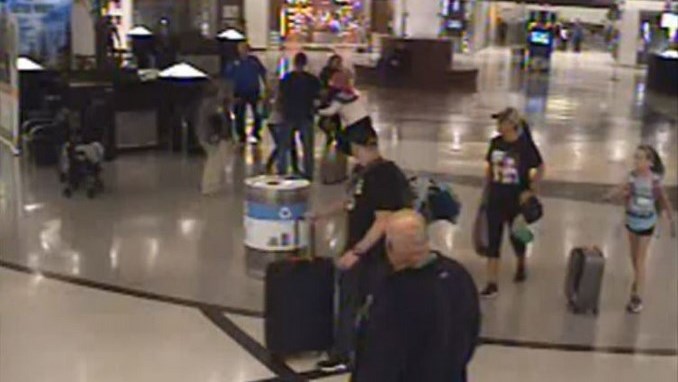 Video: Intentó secuestrar a dos menores en un aeropuerto y quedó grabada por las cámaras