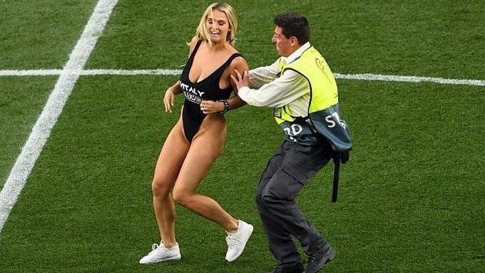La modelo que se 'infiltró' en la final de la Champions aseguró que no la multaron y que los guardias se tomaron fotos con ella 1 Kinsey Wolanski en la final de la Champions