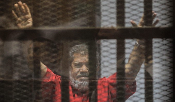 Mursi es enterrado en El Cairo un día después de morir en un juicio