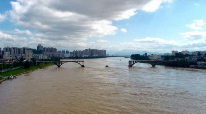 Video: Puente de un río colapsó cuando dos vehículos lo cruzaban