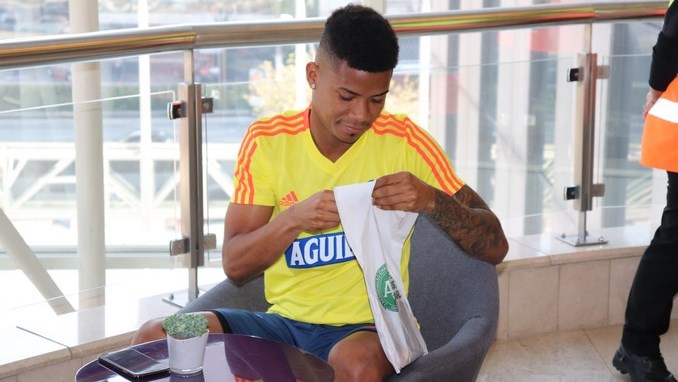 Video: El gran gesto de apoyo que tuvo Chapecoense con la Selección Colombia 1 Regalo chapecoense seleccion colombia