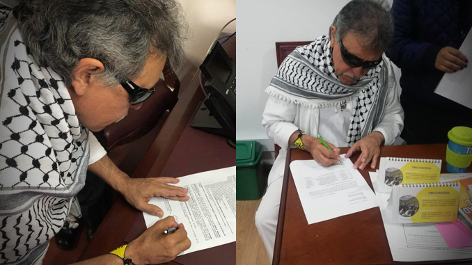 ¿Qué tan ciego es ‘Jesús Santrich’? En su posesión como congresista se le vio muy atento firmando y leyendo