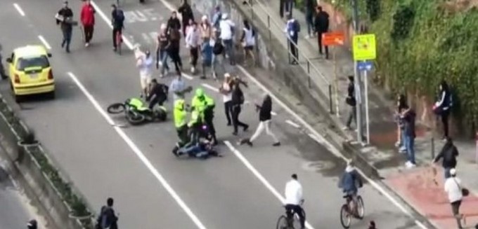 VIDEO: ¡Batalla campal! Policías y ‘skaters’ se agarraron en plena calle en actividad sobre patinetas