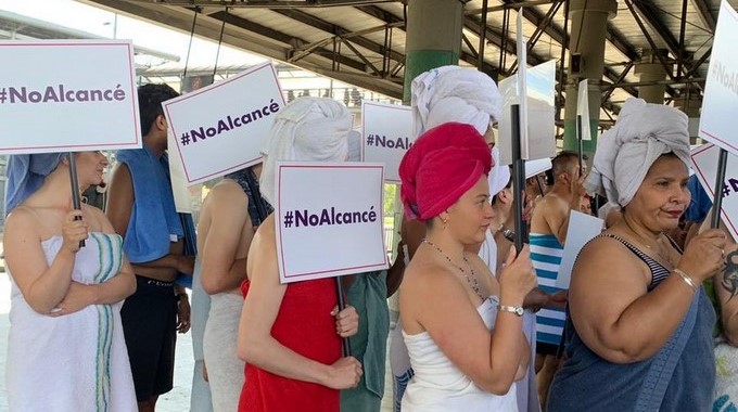 FOTOS: Usuarios se montaron en toalla y chanclas al Transmilenio protestando por la demora en el servicio