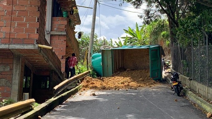Fotos: Una volqueta se volcó en plena vía de la vereda El Llano, en San Cristóbal, y regó toda la tierra que llevaba