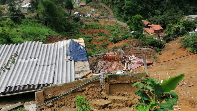 Video: En el municipio de Caldas continúan colapsando viviendas por un deslizamiento de tierra